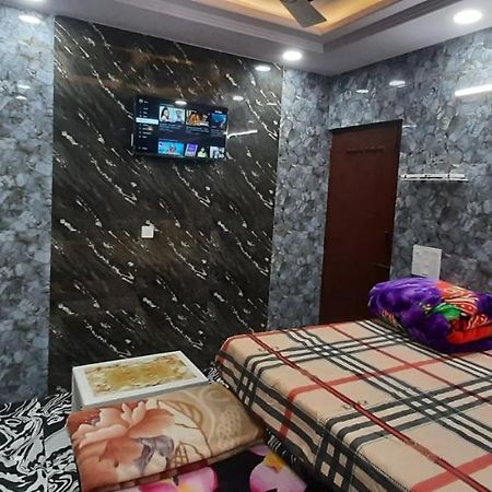 Aggarwal Luxury Room: Private Kitchen & Balcony in Lajpat Nagar New Delhi Exterior photo