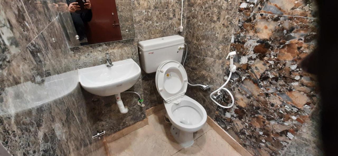 Aggarwal Luxury Room: Private Kitchen & Balcony in Lajpat Nagar New Delhi Exterior photo